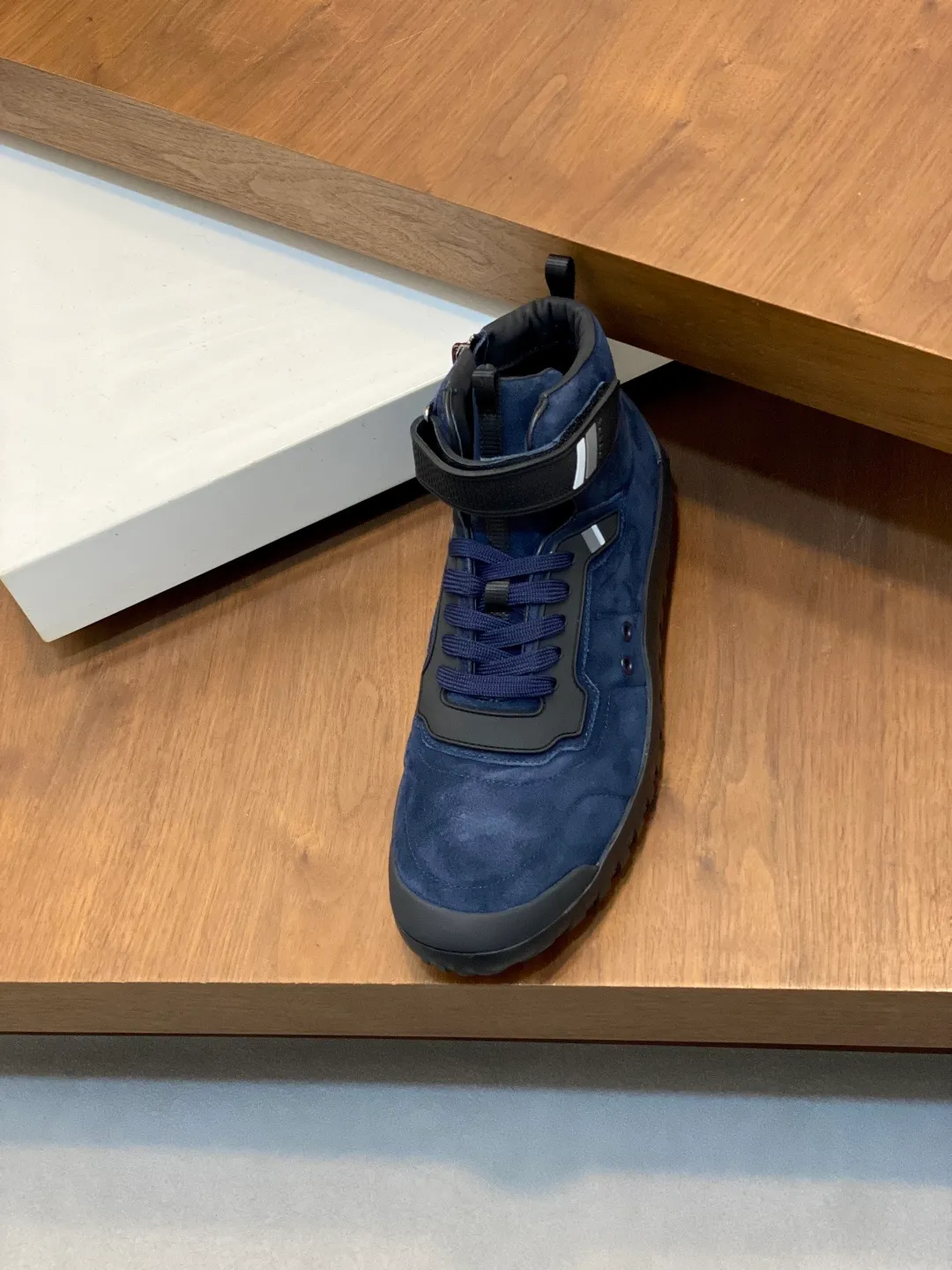 Men's shoes 💰860 Prada/Prada's new men's patchwork casual sports boots! The shoe's exquisite stitching outlines a unique geometric texture, and contemporary lines and details reinterpret the classic sports style. The upper is made of ultra-official material, and the lining is full cowhide. It is lightweight, breathable, practical and versatile. The tongue is decorated with the Prada Milano logo, and the logo print is embellished with the laces. It is paired with a 2.5cm two-color rubber sole to create a comfortable wearing experience. Comes with full set of original packaging dust bag! Size: 39-40-41-42-43-44 (45 customized) standard leather shoe size